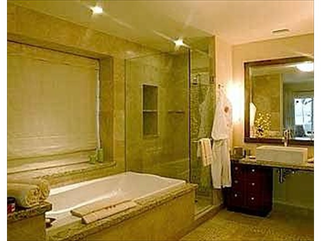 Deluxe Suite Bathroom